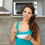 No tienes excusa para comer mal en la oficina: estas 3 recetas al microondas tardan menos que bajar al bar