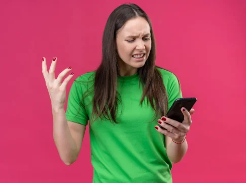 móvil estafa código freepik