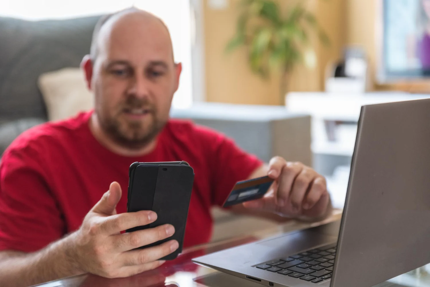 Nuevos peligros: 5 métodos de estafadores que usan IA y que casi todos caemos 2 Merca2.es Mientras unas técnicas de estafa buscan engañar a la persona, otras se centran en atacar directamente a nuestros dispositivos, y los estafadores lo saben. Fuente: Freepik