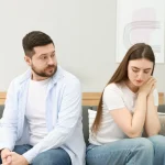 No es que tu pareja te haga daño: es tu interpretación la que te está gritando algo