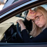 Si al conducir frenas así, tu motor tiene 6 meses de vida útil (y no lo sabías)