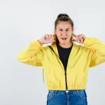 Ese pitido que escuchas no es normal: otorrinolaringólogo advierte que es tu cerebro alertándote de daño neuronal irreversible que necesita un neurólogo ya