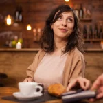 No dejas propina: lo que dice de ti realmente (y por qué los camareros te juzgan)