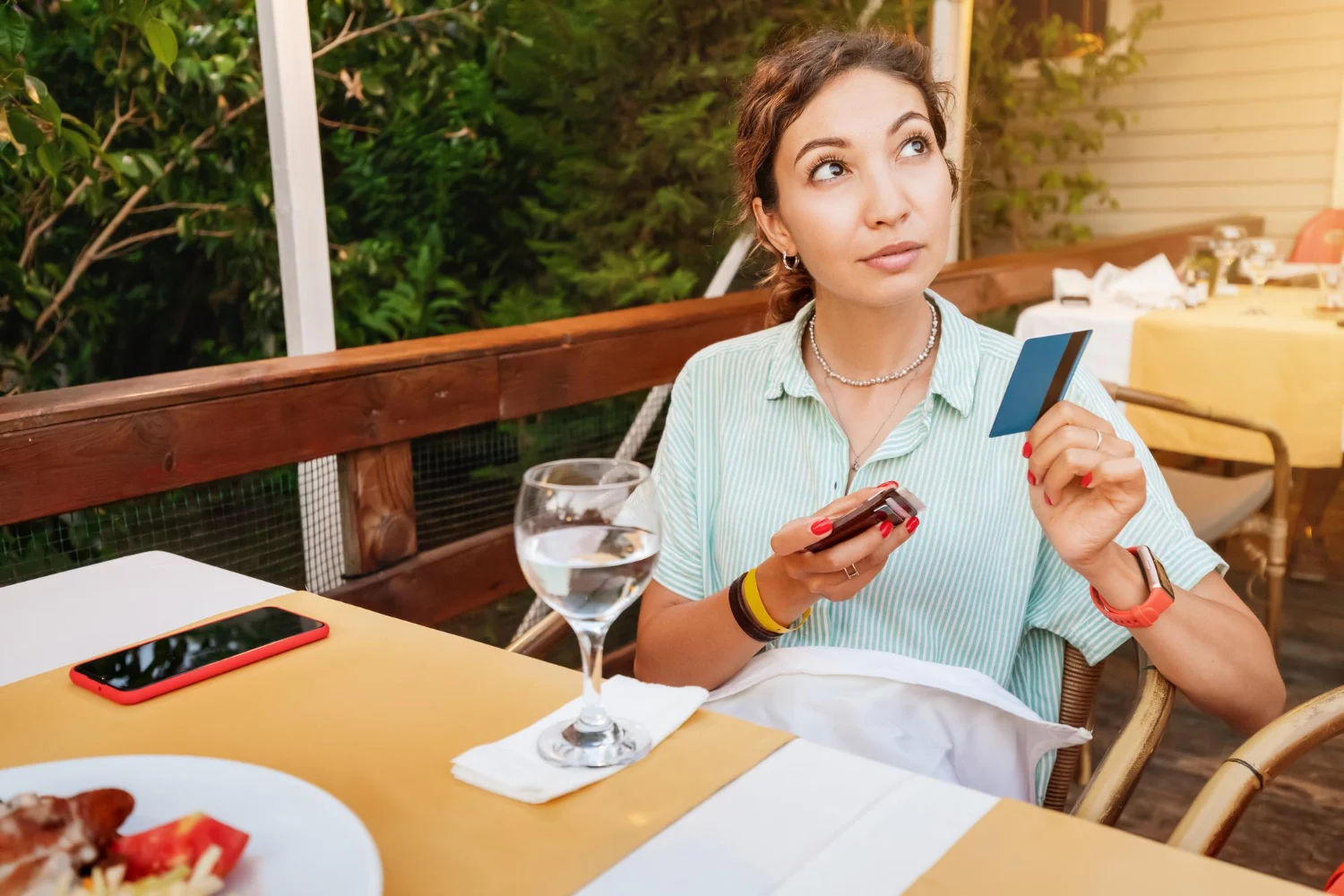 La experiencia de quienes trabajan en hostelería les otorga una increíble capacidad para analizar a los clientes, y la propina es solo la confirmación final de su veredicto. Fuente: Freepik 
