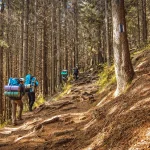 ¿Ejercicio o locura? El ‘rucking’ está conquistando a los Españoles mientras los médicos advierten del riesgo