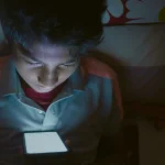 Pantallas, luz azul y móvil en la infancia: el experto que advierte del daño “irreversible” al sueño
