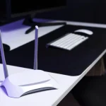 Marcos Pardo (45), técnico de redes: “Tu WiFi apesta porque tienes el router en el suelo: muévelo ya.”