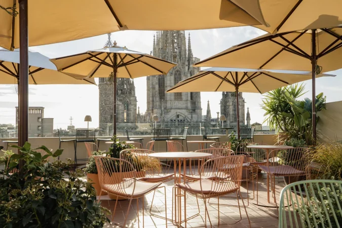 Los 4 mejores hoteles de Barcelona: Disfruta de la ciudad de una forma única 5 Merca2.es terraza hotel LAMARO HOTEL