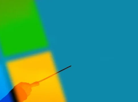 Aumenta el robo de cuentas de Microsoft 365 mediante ataques de phishing con códigos de dispositivo (1) Una vez que el usuario introduce el código en la página legítima de Microsoft, el atacante obtiene un token de acceso válido