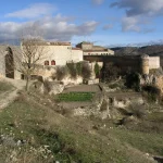 Este pueblo de interior parece la Provenza francesa: campos de lavanda, plazas de piedra y cafés al sol a dos horas de Madrid