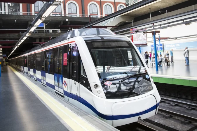 CAF: Bankinter recorta recomendación y precio objetivo al quedarse sin potencial 1 Merca2.es Bankinter esperas una mejora más progresiva del margen Ferroviario y mantiene sus expectativas para Autobuses. Imagen: CAF