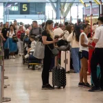 AENA no da respuesta a los viajeros varados en Barajas por la crisis en Venezuela