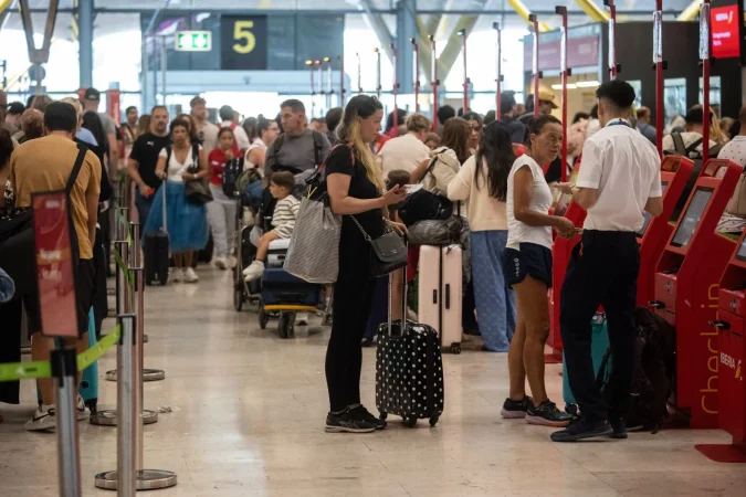 Aena sigue apostando por crecer más allá de España 2 Merca2.es Proceso de Check In en Barajas, aeropuerto de la red de AENA