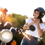 Ana Martínez (42), consultora de tráfico, avisa: la DGT estudia endurecer las multas a motoristas y recomienda cascos integrales o modulares homologados para evitar sanciones