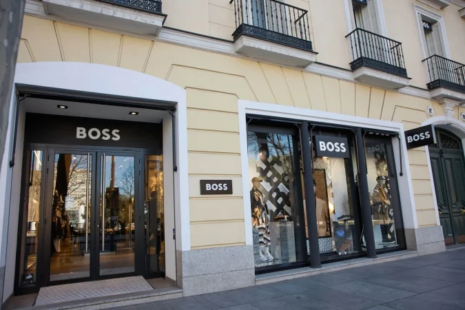 Hugo Boss avanza en su reestructuración con 50 cierres de tiendas hasta 2028 2 Merca2.es Fachada establecimiento Hugo Boss