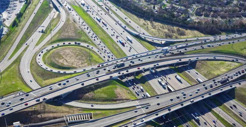 ACS y Ferrovial se cuelan en la lista de valores favoritos de BofA para 2026 2 Merca2.es BofA destaca el importante poder de fijación de precios de las carreteras de peaje de los EE.UU. y Canadá. Imagen: ETR 407 de Ferrovial