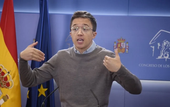 Elisa Mouliaá explota contra Íñigo Errejón: "Quiero verle en la cárcel, es peligroso" 13 Merca2.es Inigo Errejon en un acto Merca2.es