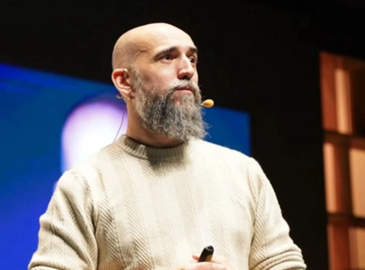 Jon Hernández, divulgador de Inteligencia Artificial: “El 50% de los trabajos junior de oficina desaparecerán antes de 2030”