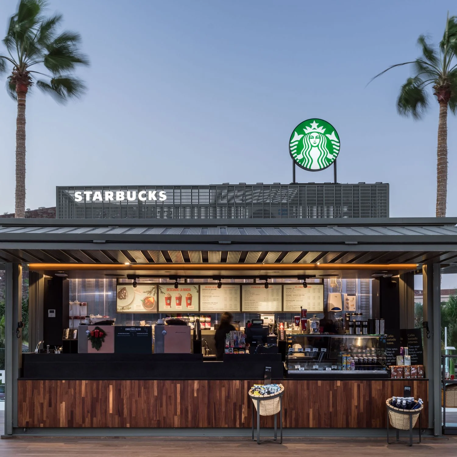 La reestructuración de Starbucks avanza con 107 cierres y 900 aperturas en 2025