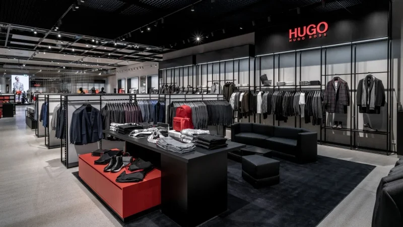 Adiós a la vieja Hugo Boss: la marca reduce sus colecciones un 20% para cambiar cómo compran sus clientes 3 Merca2 La moda femenina y la IA ganan peso en Hugo Boss: dos centros de distribución y decisiones más rápidas hasta 2028