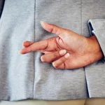 Mentir con palabras es fácil… donde fallamos es en el cuerpo, y te explicamos por qué