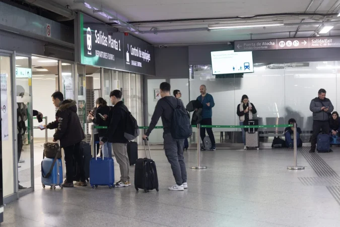 El 'efecto Ouigo' desploma los precios un 34%: Andalucía gana y Galicia espera 1 Merca2.es Operación salida en Atocha. Fuente: Agencias