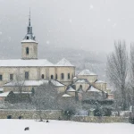 A 1.000 metros de altura: el pueblo de Madrid con vistas a montañas nevadas que enamora y en enero tiene las mejores vistas del año