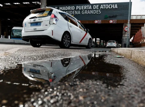 Taxis en la la Estación de Madrid - Puerta de Atocha - Almudena Grandes, a 21 de octubre de 2025, en Madrid (España). Fuente: Agencias Taxis en la la Estación de Madrid - Puerta de Atocha - Almudena Grandes, a 21 de octubre de 2025, en Madrid (España). Fuente: Agencias