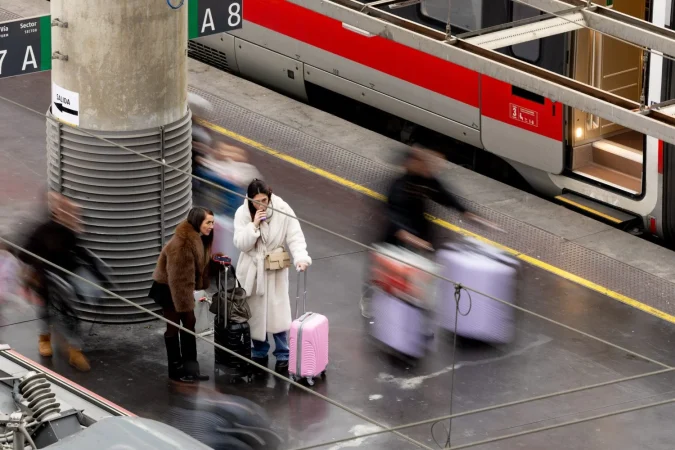 El 'regalo' de Ouigo a Renfe e Iryo: el error que puede costarle miles de viajeros este verano 1 Merca2 Viajeros de Iryo en Madrid. Fuente: Agencias
