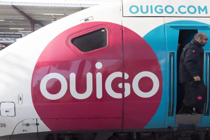 Ouigo rompe otro monopolio de Renfe 1 Merca2.es Un tren de Ouigo en la estación de Chamartín-Clara Campoamor, a 2 de enero de 2025, en Madrid. Fuente: Agencias