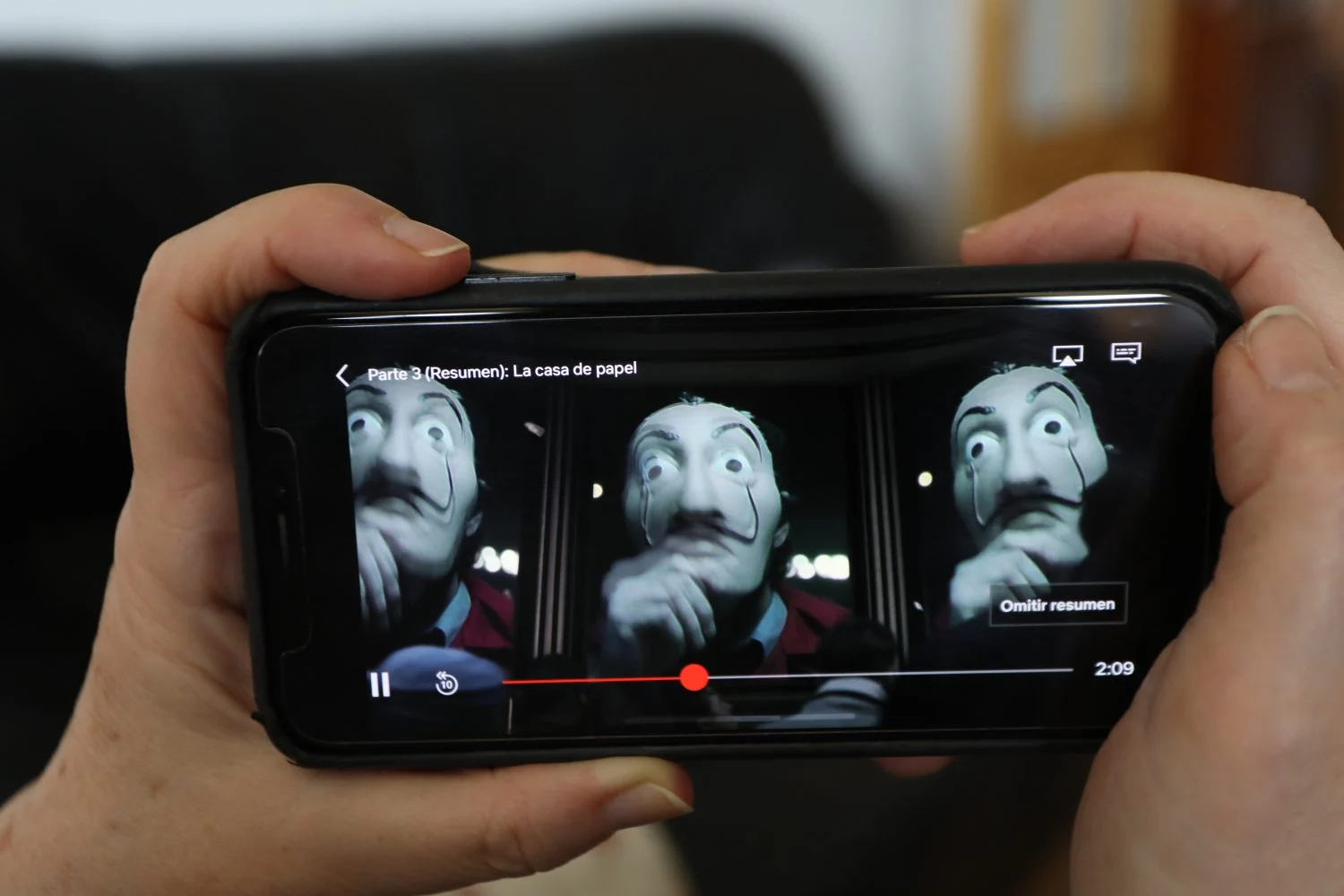 Una persona hace uso de la plataforma de streaming Netflix. Fuente: Agencias