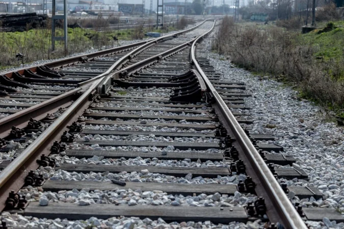 Las tres grandes dudas en Talgo que el acuerdo con Sidenor y la SEPI no ha resuelto 2 Merca2.es Unas vías de tren junto a la sede de Talgo, a 9 de febrero de 2025, en Madrid (España). Fuente: Agencias