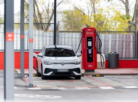 Vehìculo electrico cargando. Fuente: Agencias Vehìculo electrico cargando. Fuente: Agencias
