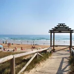 El pueblo blanco a una hora de Cádiz que conserva sus playas vírgenes intactas
