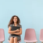 “Laura Benítez (34): la diseñadora gráfica que lleva un año encadenando entrevistas de trabajo… sin una sola llamada de vuelta”