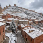 Parece Suiza pero está a 2 horas de Valencia: el pueblo medieval que enamora bajo la nieve de enero