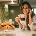 El café te destroza el estómago en silencio: cambia esta hora y se acaba el problema