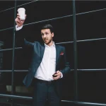 De tímido a carismático: cómo pequeños pasos diarios cambian tu presencia social