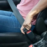 La DGT lo deja claro: 200 euros y 4 puntos menos por una manía al conducir que usas a diario para presionar al de delante