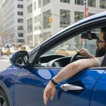 Carlos Fernández (49), experto en movilidad, «Tu coche de gasolina de antes de 2000 ya no puede circular en 150 ciudades: la DGT te multa 200 € y te prohíbe la entrada»