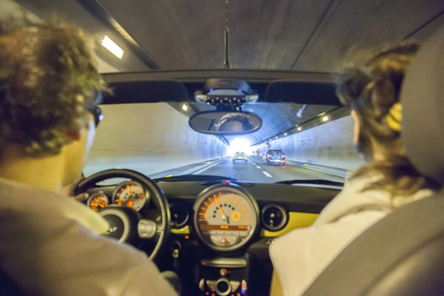 Finalmente, abordamos cómo la DGT penaliza el mal uso de los sistemas de seguridad, no solo su ausencia, sino su incorrecta colocación. Fuente: Freepik 
