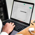 “Renueve su tarjeta sanitaria”: el correo que parece real y es la puerta de entrada a tu bolsillo