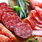 Héctor Valdés (52), nefrólogo: “Si vives a base de embutidos, salsas y platos preparados, tus riñones ya están pagando una hipoteca que tú ni has leído”