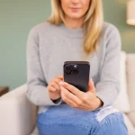 Roberto Fernández (52), analista de redes: «La función oculta del iPhone que te ahorra al año está en este ajuste que Apple oculta en la configuración de privacidad»