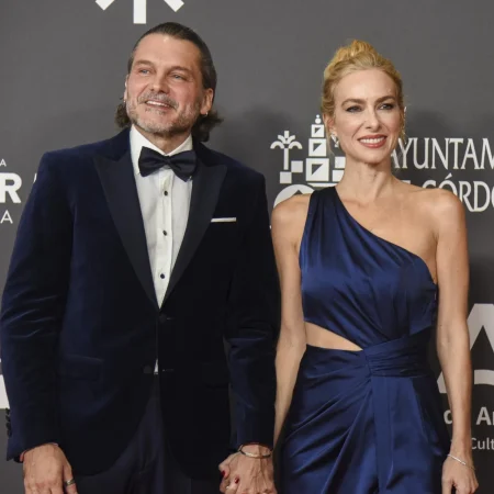 Kira Miró y Salva Reina: de compañeros de rodaje a pareja consolidada bajo los focos 23 Merca2.es Kira Miró y Salva Reina en una imagen de Mujer de Hoy