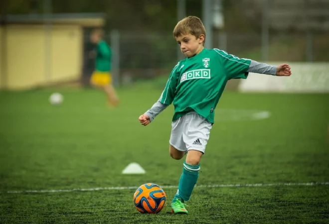 Pelotas que acaban en balcones ajenos: cuando el juego infantil invade propiedades privadas 1 Merca2.es Imagen de un niño jugando al fútbol