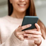 Óscar Delcampo (49), criminólogo digital: “Aceptar mover dinero ‘para un amigo de internet’ puede costarte años de antecedentes penales y la cuenta bloqueada”