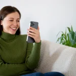 ¿Pagas con el móvil? El ladrón ya no quiere tu cartera, solo necesita este dispositivo de 15€ para clonar tu tarjeta en el metro