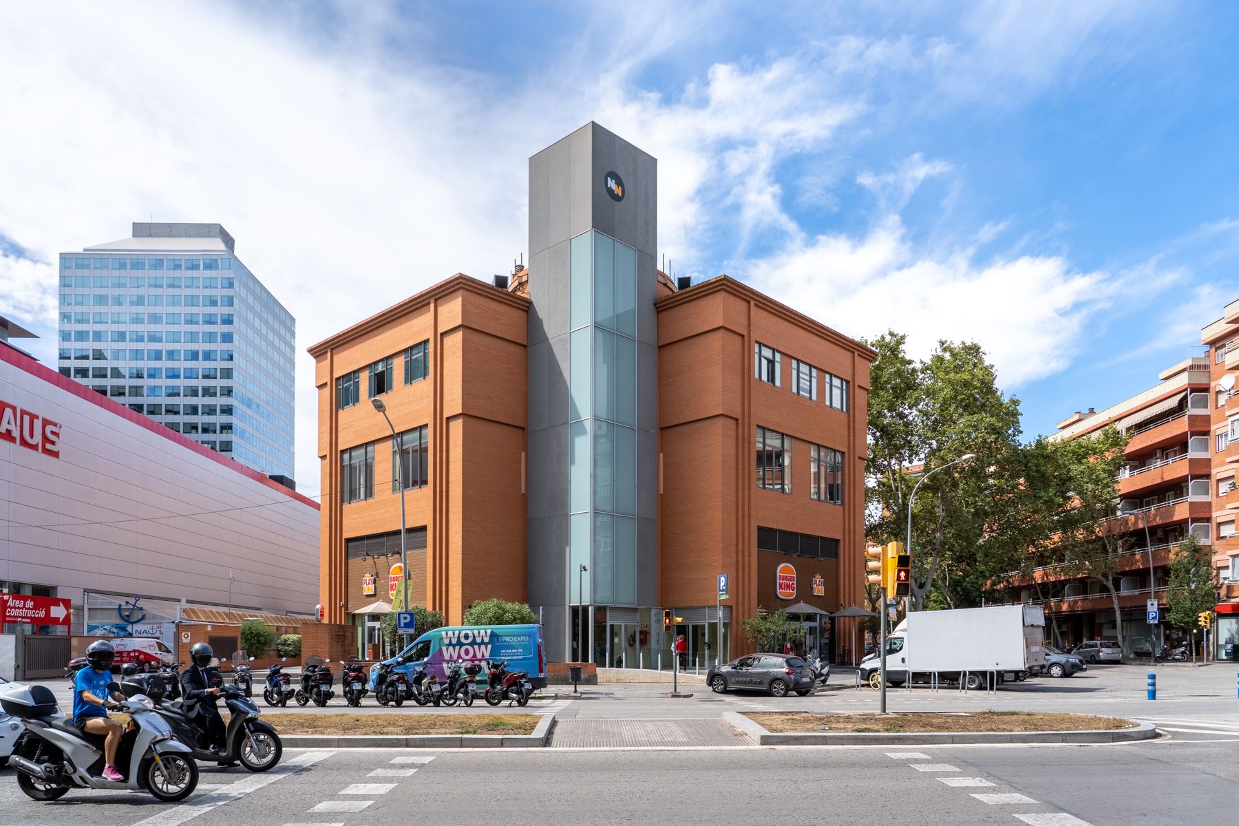 NN Working presenta myRooftop y dos oficinas recién reformadas en el hub empresarial de Zona Franca 1 Merca2.es nn working zona franca fachada Merca2.es