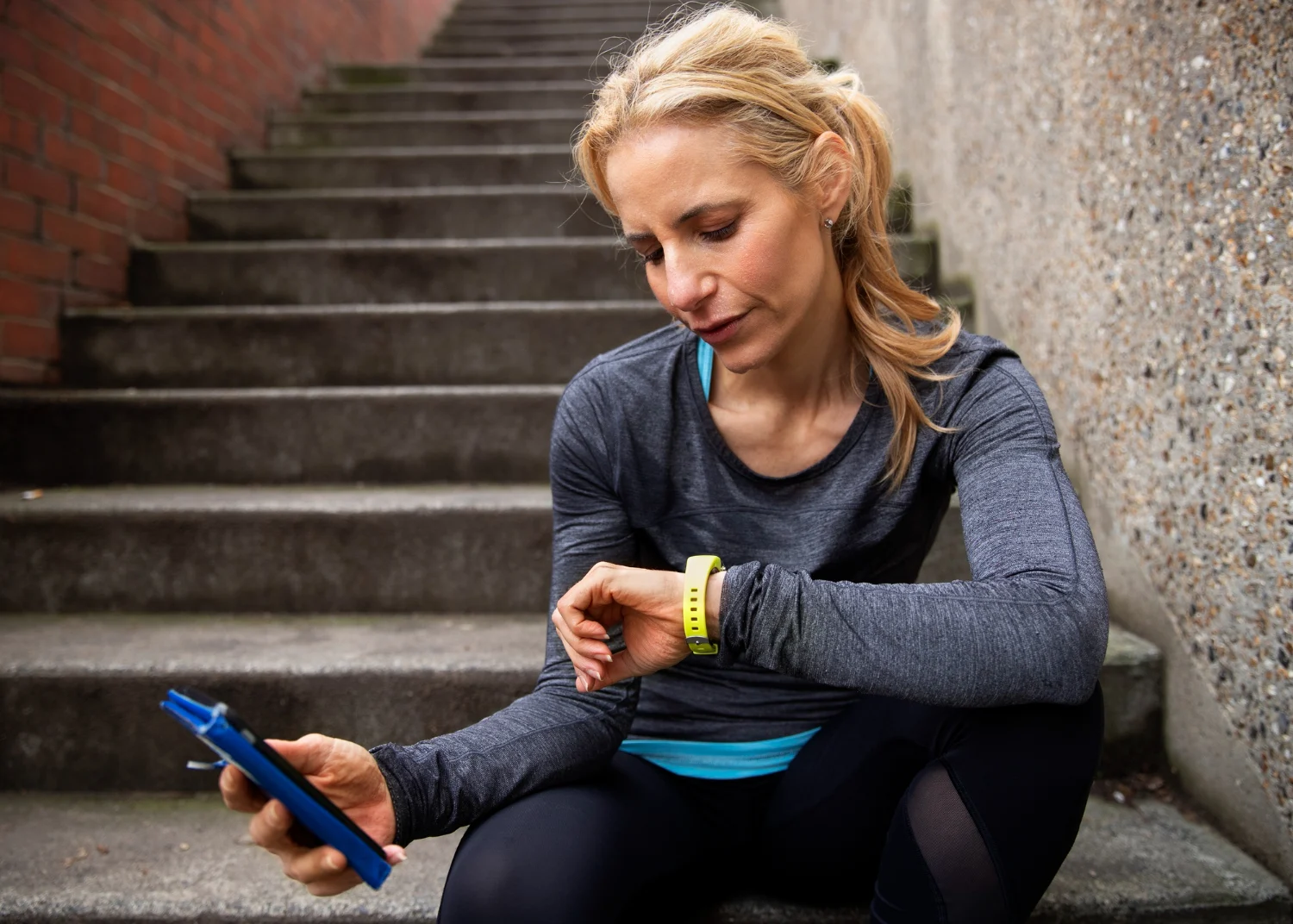Bruno Castaño (43), cardiólogo: “Si tu pulsera de actividad marca 3.000 pasos al día, no llevas una vida moderna: estás haciendo prácticas con tu primer infarto” 4 Merca2.es Evitar un infarto está más relacionado con la constancia en el movimiento diario que con correr maratones sin preparación previa. Fuente: Freepik
